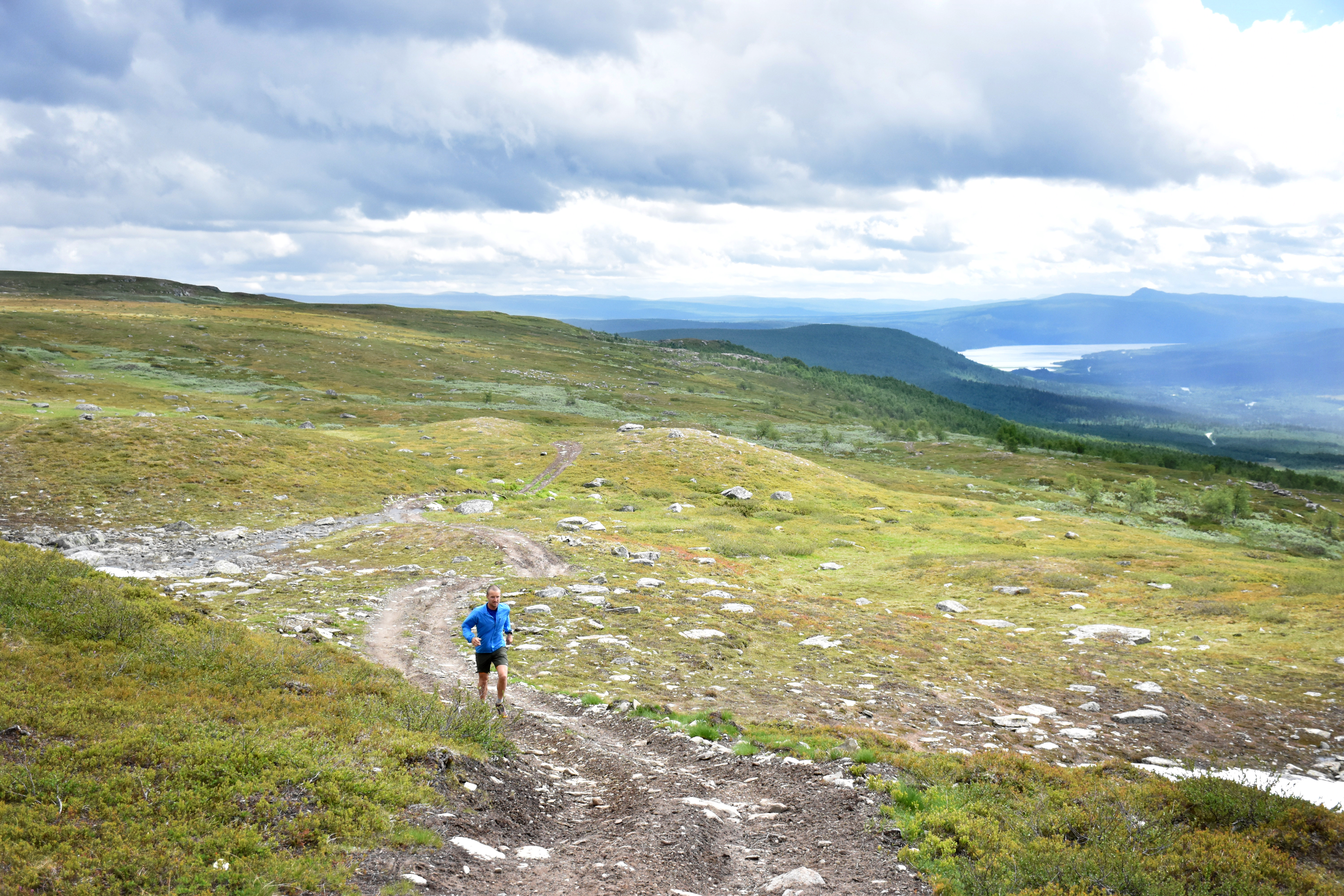 Man springer på fjälltopp