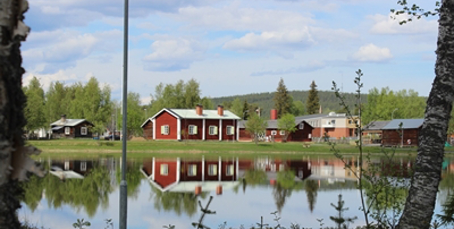 Hembygdsgården med sågavan i förgrund