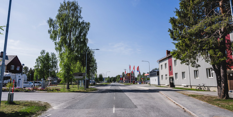 Storgatan i Sorsele. Bostadshus till höger och järnvägsstationen till vänster.