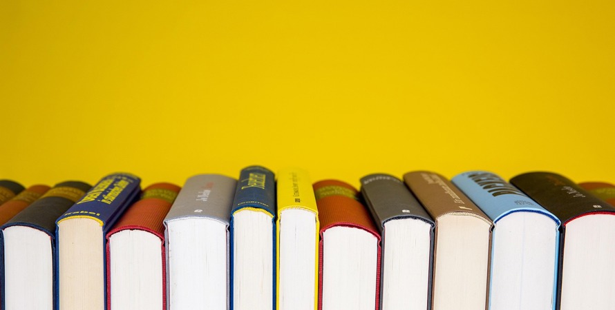 Böcker på rad med undersidan mot kameran