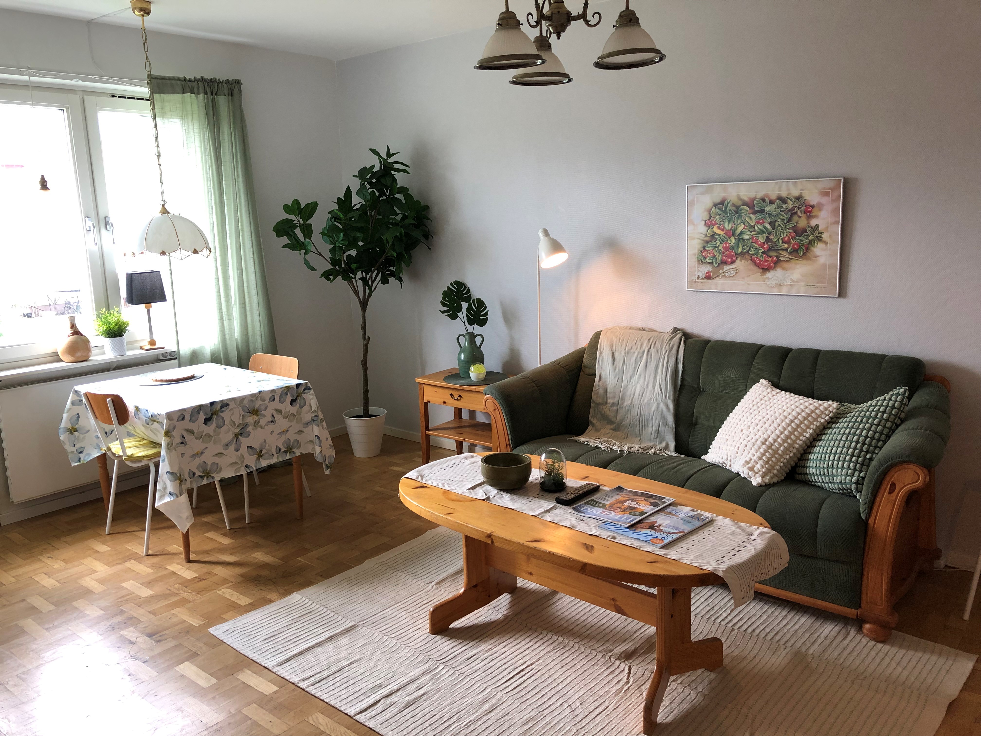Lägenhet med soffa, soffbord och köksbord